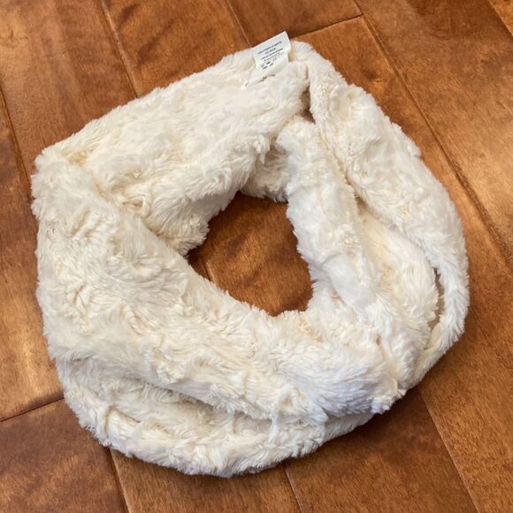 Peace and pearls white furry infinity scarf - Picture 2 of 5